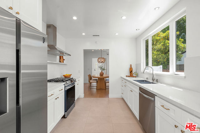 10531 Woodbridge Street, Toluca Lake CA: https://media.crmls.org/mediaz/b7a053cf-aebc-49d7-875c-b24c30156f06.jpg