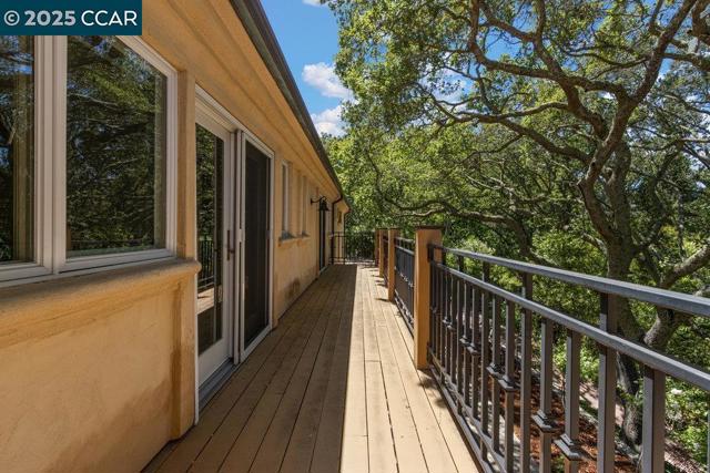 3949 Canyon Rd, Lafayette CA: https://media.crmls.org/mediaz/b7a08339-a4a1-4286-81f5-dcaa64fad488.jpg
