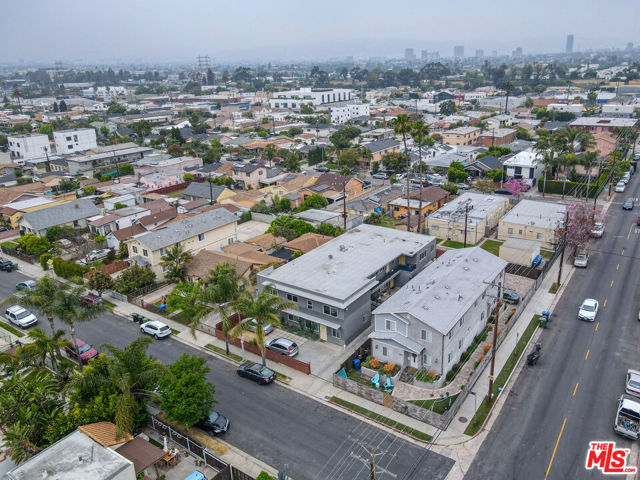 5511 Smiley Drive, Los Angeles CA: https://media.crmls.org/mediaz/b7a0aba2-8994-43ad-8f66-fabb04374793.jpg