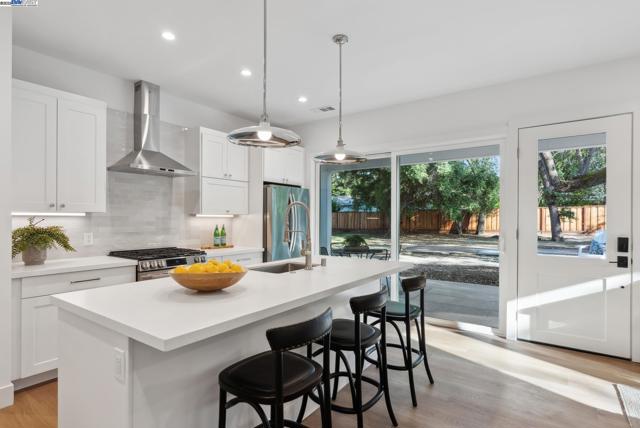 2129 Youngs Ct, Walnut Creek CA: https://media.crmls.org/mediaz/b7a0e5ed-ad7d-427f-929b-14f981162c48.jpg