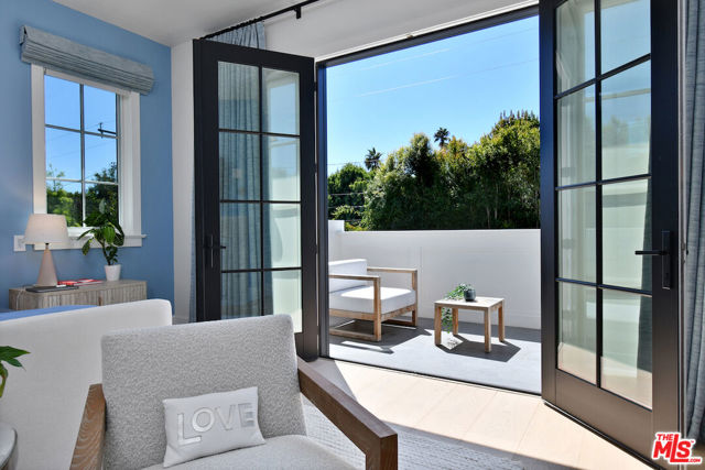 416 21st Place, Santa Monica CA: https://media.crmls.org/mediaz/b7a1672b-a774-493c-aec7-21a8be542e7a.jpg