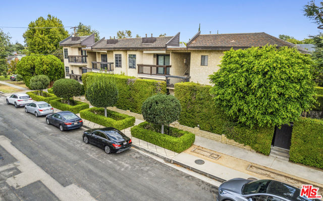 13021 Moorpark Street, Studio City CA: https://media.crmls.org/mediaz/b7a495de-1f6a-4931-8837-3b9964f509be.jpg