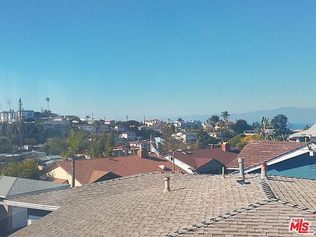 8352 Zitola Terrace, Playa del Rey CA: https://media.crmls.org/mediaz/b7a4acc2-84c4-400e-8c35-7e5897428d22.jpg