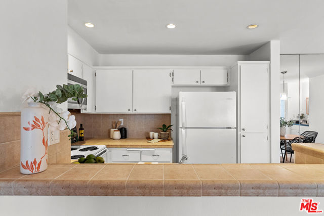 1885 Veteran Avenue, Los Angeles CA: https://media.crmls.org/mediaz/b7a4eb68-1a18-435d-baee-b9cb348b4f1c.jpg