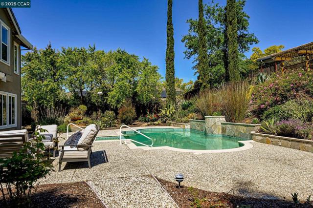 303 Ensley Court, Alamo CA: https://media.crmls.org/mediaz/b7a65269-c832-4dd2-b7f7-95315688d644.jpg