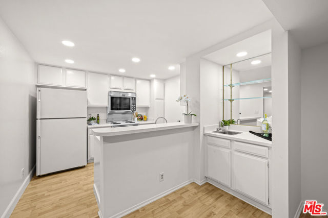 10535 Wilshire Boulevard, Los Angeles CA: https://media.crmls.org/mediaz/b7a6722a-d172-4123-b387-beedb57f6efa.jpg