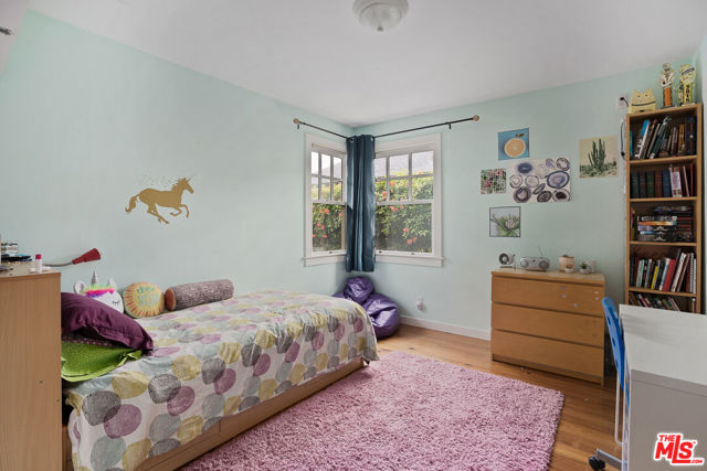 2439 Glyndon Avenue, Venice CA: https://media.crmls.org/mediaz/b7a74ed6-a074-41ba-82f2-89baa8ab5ed8.jpg