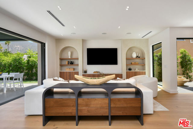 112 S Valley Street, Toluca Lake CA: https://media.crmls.org/mediaz/b7a9adb2-1d5c-4df9-b1a1-f02bfef3eac5.jpg