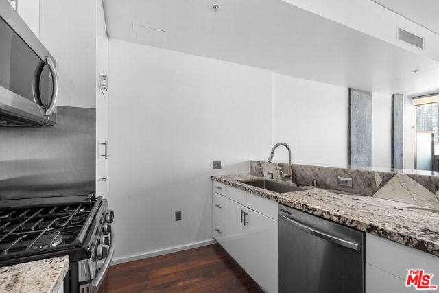 1155 S Grand Avenue, Los Angeles CA: https://media.crmls.org/mediaz/b7a9e729-c472-4f1d-8cfd-7e6911228ca6.jpg