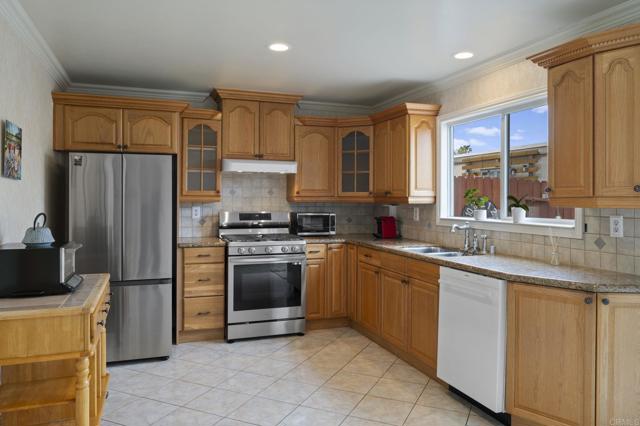 6521 Wystone Avenue, 3 photo 3