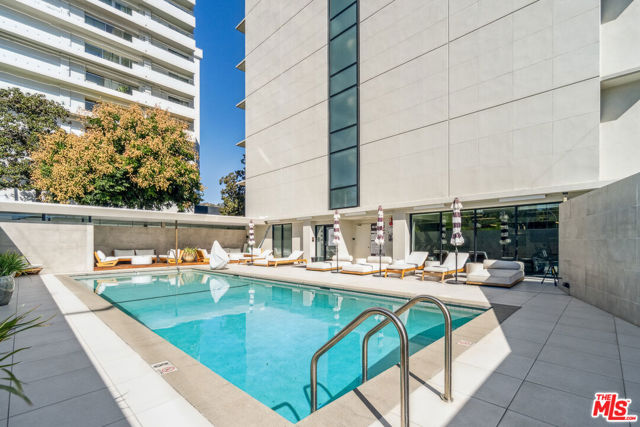 818 N Doheny Drive, West Hollywood CA: https://media.crmls.org/mediaz/b7aab117-552c-4080-92ed-4a094509043b.jpg