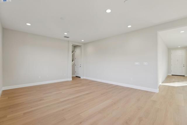 109 Creek View Cir, Fairfield CA: https://media.crmls.org/mediaz/b7abf62b-9fb4-43d1-9617-52aadc29c6de.jpg