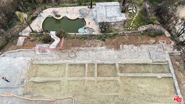 20404 Little Rock Way, Malibu CA: https://media.crmls.org/mediaz/b7ac9a13-f8cc-4798-9b3a-2601b5005276.jpg