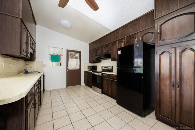 1264 Gaywood St, San Diego CA: https://media.crmls.org/mediaz/b7ad4394-6690-46ef-b1b7-01fae13792e0.jpg