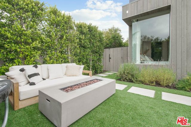 1310 Preston Way, Venice CA: https://media.crmls.org/mediaz/b7ad6a24-251d-4aa7-951b-04a095fba9d5.jpg