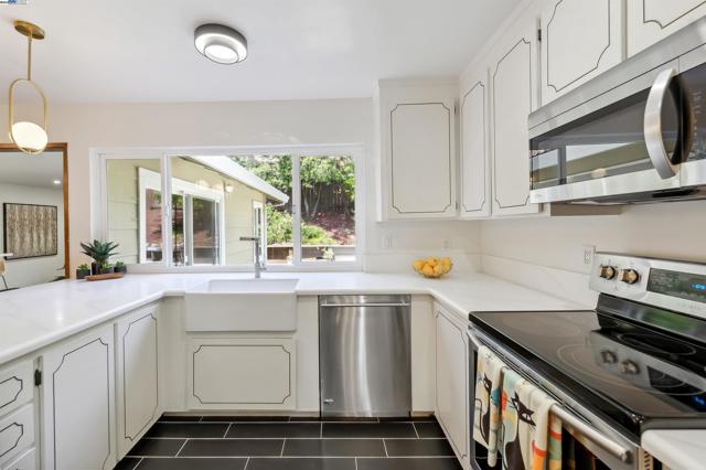 7606 Desertwood Ln, Pleasanton CA: https://media.crmls.org/mediaz/b7ad87bd-afe9-476d-b16f-6cd94fb8f864.jpg