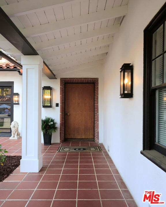 18625 Wells Drive, Tarzana CA: https://media.crmls.org/mediaz/b7adfae5-8c44-411b-8cd8-1494d3467c5f.jpg