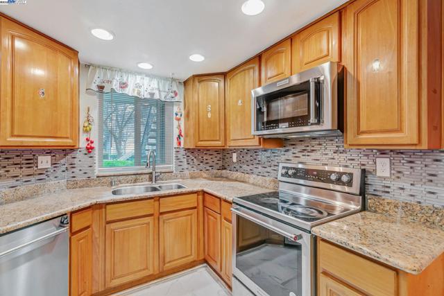 46762 Winema Cmn, Fremont CA: https://media.crmls.org/mediaz/b7ae3c66-90ef-4492-887f-6a01ae45caaa.jpg
