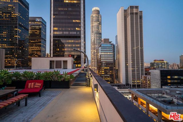 655 S Hope Street, Los Angeles CA: https://media.crmls.org/mediaz/b7ae4b3d-e955-4e23-8467-8911b0cb4353.jpg