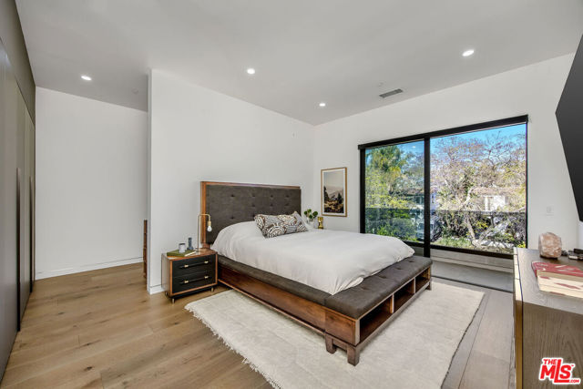 347 N Alfred Street, Los Angeles CA: https://media.crmls.org/mediaz/b7aeaaa4-1986-4939-a320-40dfc24d47cc.jpg