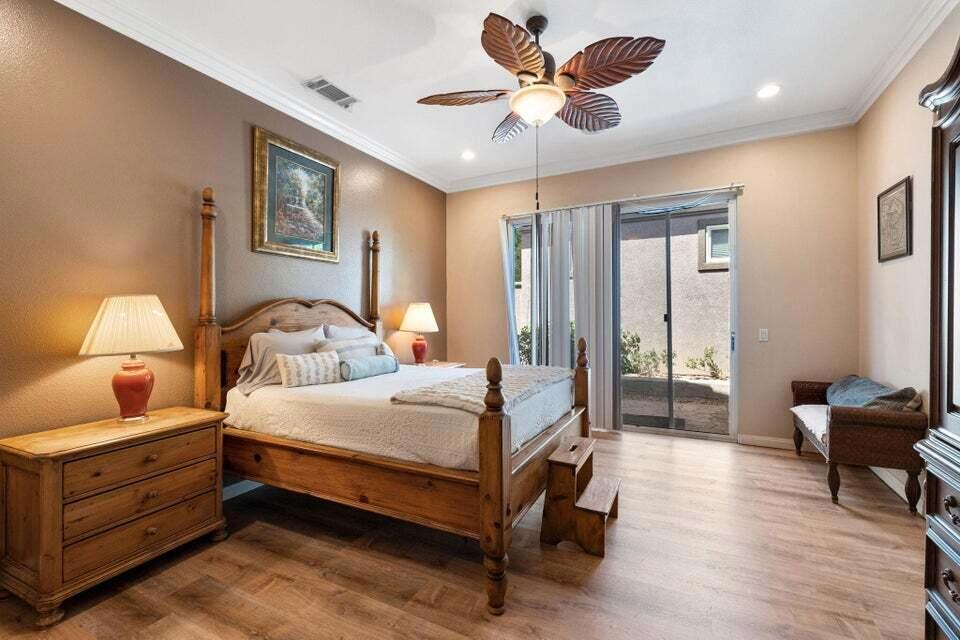 https://media.crmls.org/mediaz/b7aefa56-5b88-4d52-b845-2355c9ca6e14.jpg?preset=X-Large