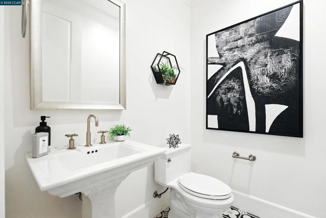 22 W Hill Way, Orinda CA: https://media.crmls.org/mediaz/b7af2521-3d17-4009-b778-fa8018c0b479.jpg