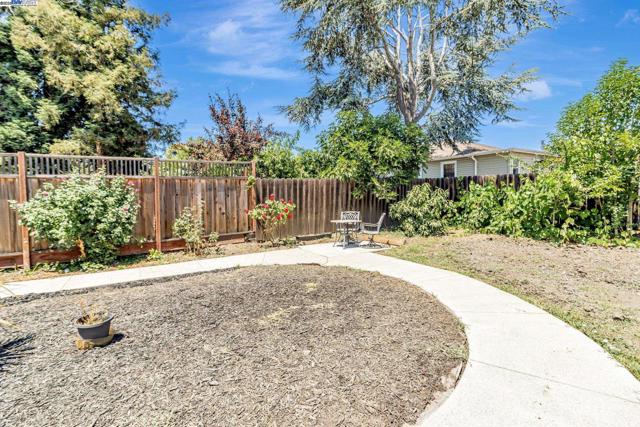 2940 Somerset Ave, Castro Valley CA: https://media.crmls.org/mediaz/b7af9fe7-779c-43d3-8044-28ed17f494ce.jpg