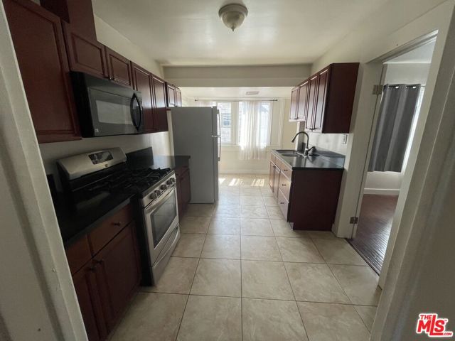 2320 W 25th Street, Los Angeles CA: https://media.crmls.org/mediaz/b7b1aa07-6a60-4df8-8f79-c47f2fdd6bed.jpg