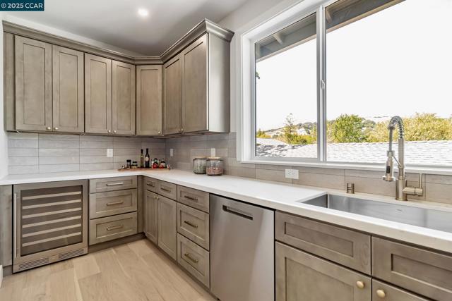 945 Yorkshire Ct, Lafayette CA: https://media.crmls.org/mediaz/b7b28bbb-46a0-45e4-8c86-6de69437744d.jpg