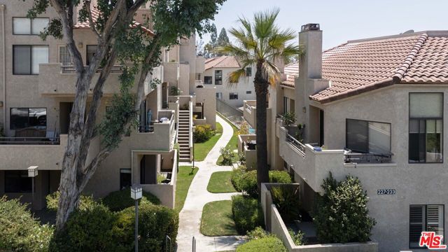 221 McAfee Court, Thousand Oaks CA: https://media.crmls.org/mediaz/b7b2a57d-7954-4621-9da9-dbdee0d19f50.jpg