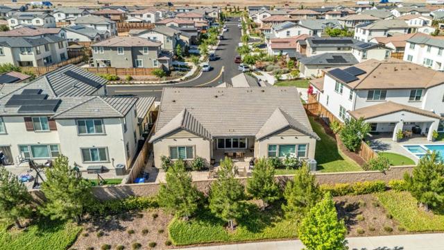 6326 Moser Way, Tracy CA: https://media.crmls.org/mediaz/b7b39cee-ef2a-4fe3-8663-3bba8c47c3f2.jpg