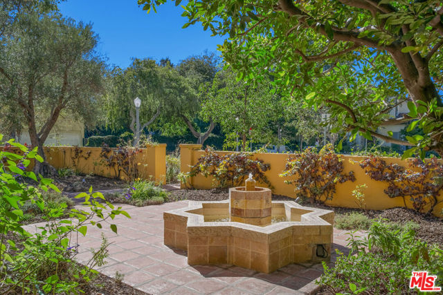 500 N Las Palmas Avenue, Los Angeles CA: https://media.crmls.org/mediaz/b7b3f0eb-9730-4eca-b6b0-bc69c829ee88.jpg