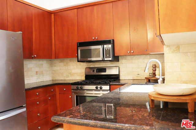 4332 Whitsett Avenue, 5 photo 6