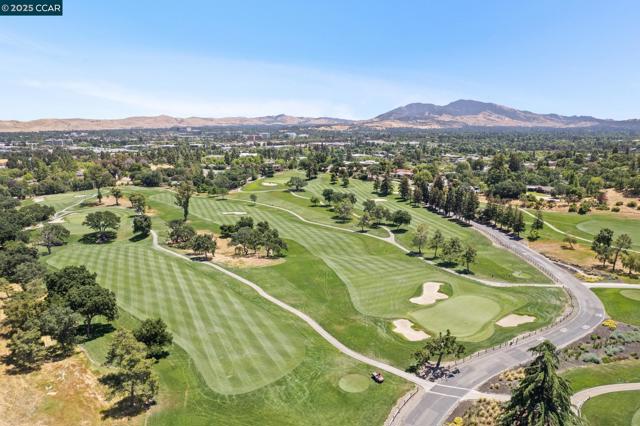 700 Golf Club Way, Pleasant Hill CA: https://media.crmls.org/mediaz/b7b47d20-2191-4739-86cf-d96bc32f7dad.jpg