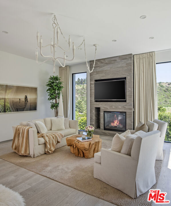 9852 San Circle, Beverly Hills CA: https://media.crmls.org/mediaz/b7b4b5de-5baa-4b7d-8f31-5257ffdff3b0.jpg