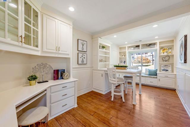 4069 Pergola CT, Castro Valley CA: https://media.crmls.org/mediaz/b7b652c1-fe84-4b78-a485-e592b2b2ad19.jpg