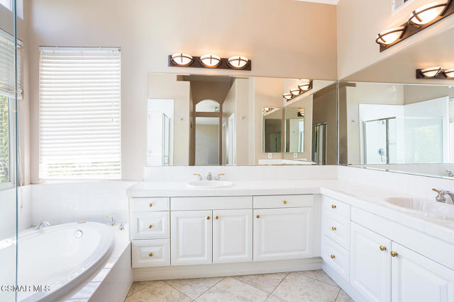 1034 Lambourne Place, Oak Park CA: https://media.crmls.org/mediaz/b7b74fb2-9a9d-4d33-aed3-d013cd03352f.jpg