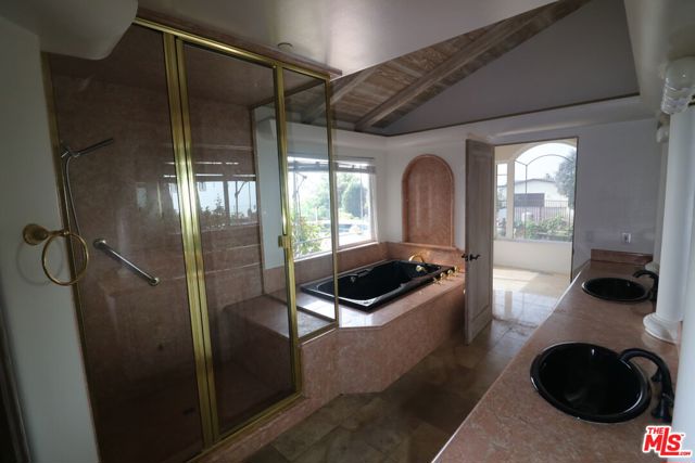 20776 Big Rock Drive, Malibu CA: https://media.crmls.org/mediaz/b7b7f942-4cec-4614-b650-cf2a66206671.jpg