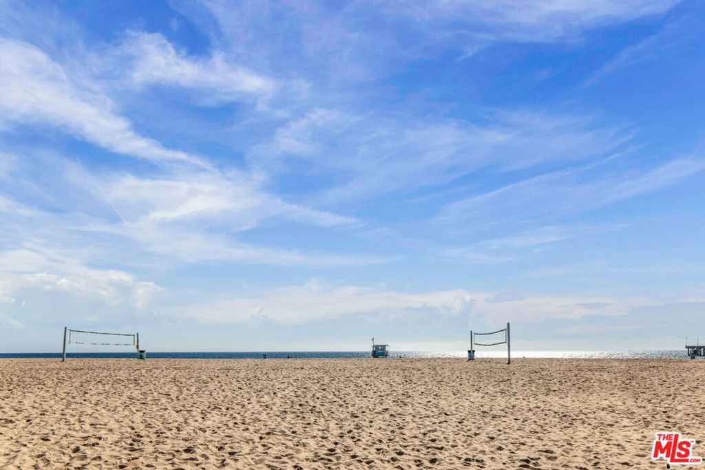 https://media.crmls.org/mediaz/b7b84a90-99a7-4a6a-9238-da6e0c4682ad.jpg?preset=X-Large