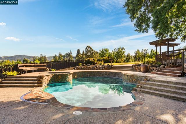 15 Blemer Ct, Danville CA: https://media.crmls.org/mediaz/b7b882b1-4680-4340-adb8-fcef4a117758.jpg