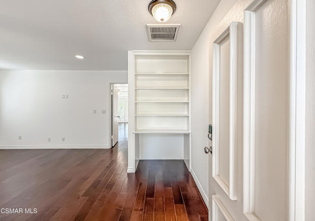 2829 Shoreview Circle, Westlake Village CA: https://media.crmls.org/mediaz/b7b8ce75-e307-47f2-8118-7a663cdf52b4.jpg