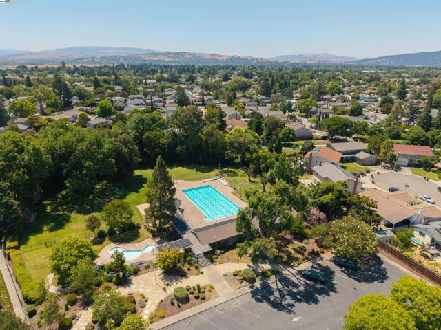 3186 Berkshire Ct, Pleasanton CA: https://media.crmls.org/mediaz/b7b8dae2-9515-445a-84d5-420d2f2e3147.jpg
