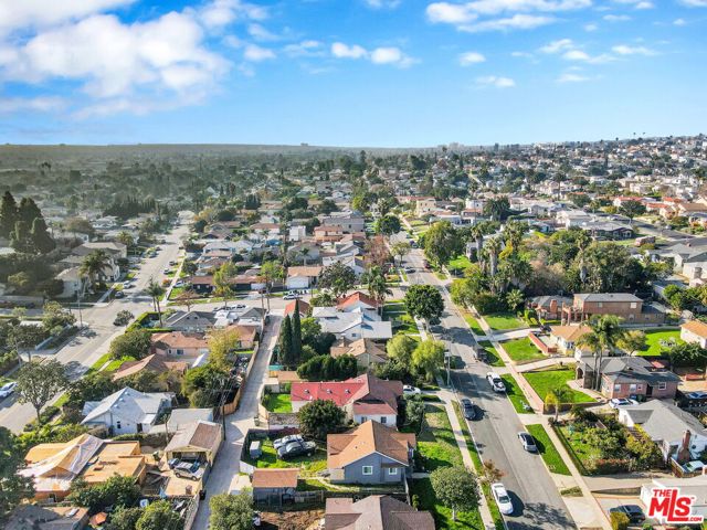 4124 W 64th Street, Inglewood CA: https://media.crmls.org/mediaz/b7b97e87-4ccf-4703-a45e-5d8db325272b.jpg