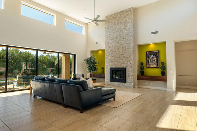 15 Via Montagna, Rancho Mirage CA: https://media.crmls.org/mediaz/b7b99983-938f-4a55-a852-ac3cf8e85e24.jpg