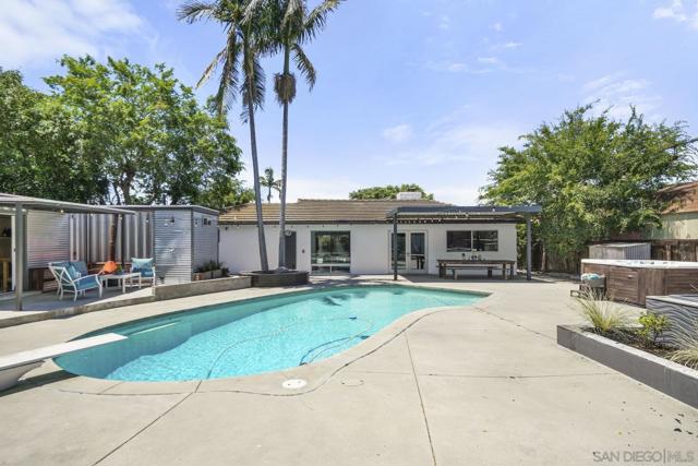 4877 Lorraine Dr, San Diego CA: https://media.crmls.org/mediaz/b7b9a938-6fe4-4496-8b9a-b433d161520e.jpg