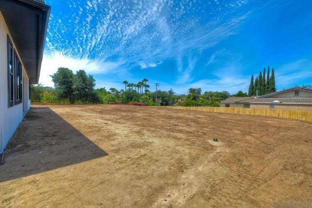 2745 Alexander Dr, Escondido CA: https://media.crmls.org/mediaz/b7ba6773-8f3d-40cb-acfd-866b1916e623.jpg