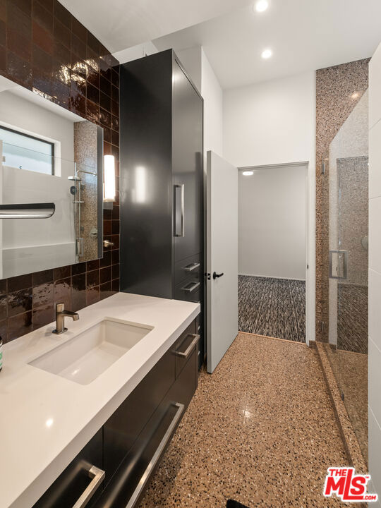135 Outrigger Mall, Marina del Rey CA: https://media.crmls.org/mediaz/b7bac18e-87d8-454a-9a1a-2d64df3dbac6.jpg
