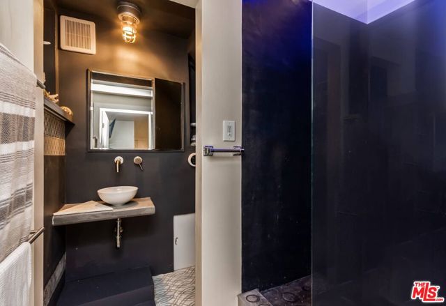 657 Mildred Avenue, Venice CA: https://media.crmls.org/mediaz/b7bc7c3d-f61d-4d21-9b41-a8d2e71214d0.jpg