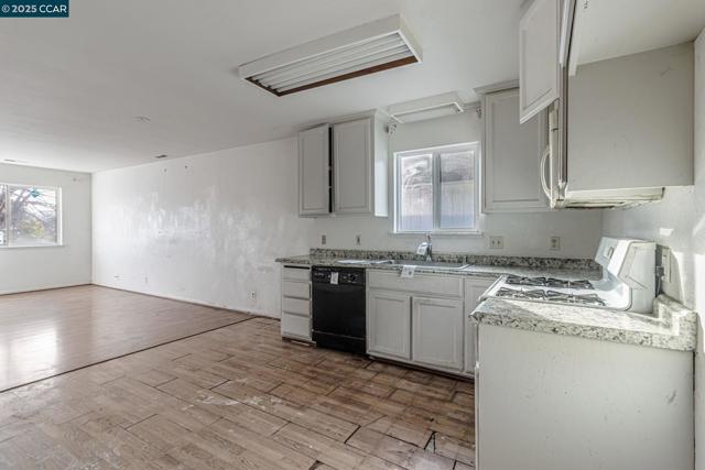 813 Grant St, Vallejo CA: https://media.crmls.org/mediaz/b7bcb3ac-b998-4ba6-a43f-a754e232a995.jpg