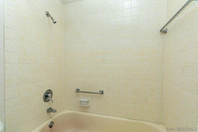 6333 La Jolla Blvd, La Jolla CA: https://media.crmls.org/mediaz/b7bcfd55-aa77-4cc9-9147-79f28bb0d16b.jpg